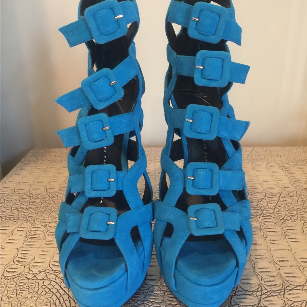 Heels - Picture 2 of 3